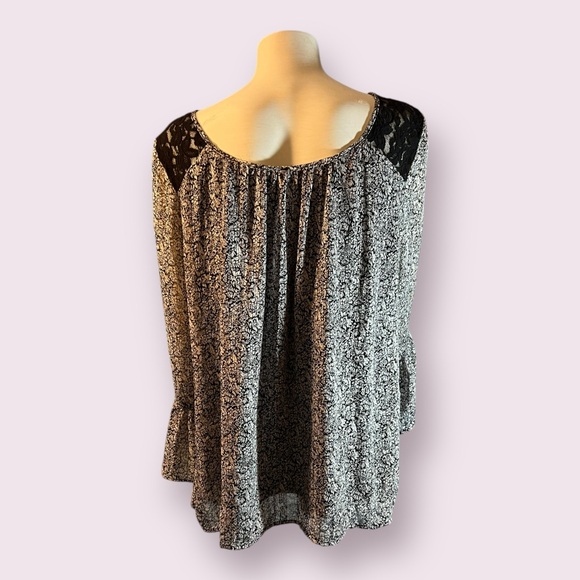 Rob & Ali from Dress Barn Women’s Angel Sleeve & Lace Shoulder Blouse Size XL - Picture 5 of 8